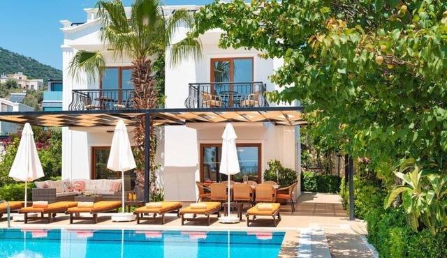 Detached Private Villa | 4 bedrooms | Large Pool & Gardens | Short walk to Town