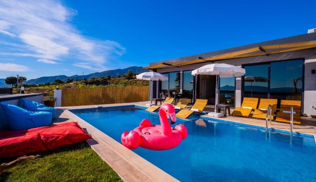 Fethiyede Deniz Manzaralı Havuzlu 3+1 ViLLA