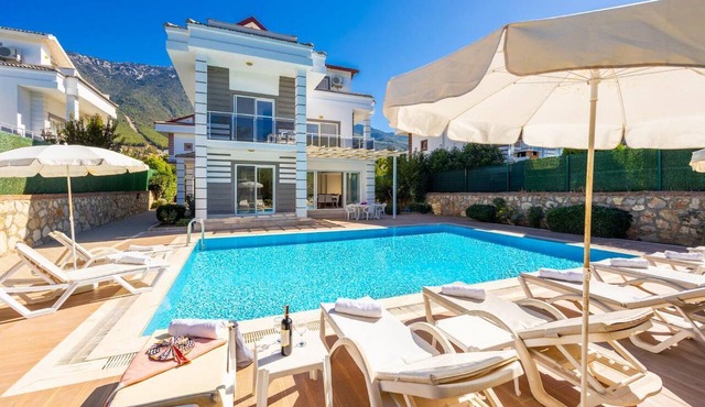 Four Seasons Villa - Four Bedroom Villa, Sleeps 8 in Oludeniz
