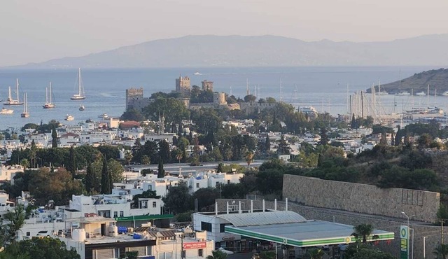 Full castle view - Brutalist - 3 Bedroom 3 Bathroom in the heart of Bodrum in Bodrum