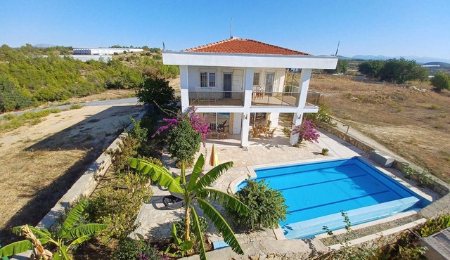 Fully equipped villa with a private pool, hot tub, garden, and fireplace in the mountains