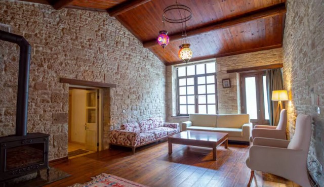 Historical Stone House: Peri Palas Fokaia