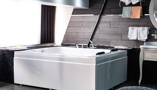 KARA APART OTEL - Luxurious Suite with Private Jacuzzi & Fireplace in ESKISEHIR