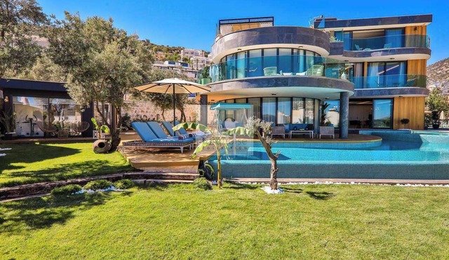 Large 4 bedroom Villa Sandie with 2 x pools, gym, sauna, table tennis & sea view