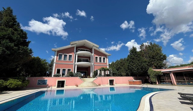 Lovely 4-bedroom house with Private pool in Silivri