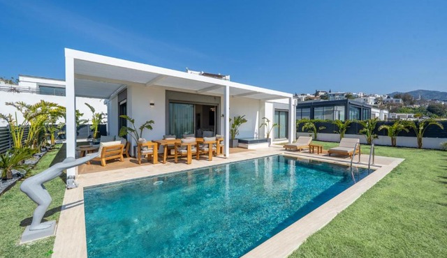 MAVIIE Luxusvilla mit Pool & Meerblick in Yalıkavak Geris
