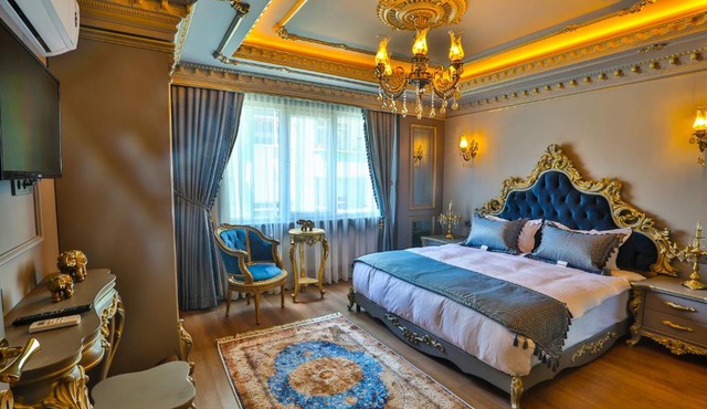 REAL KiNG SUiTE HOTEL