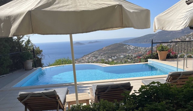 Relaxing Villa Iris- 3 bedrooms, private pool, garden and beautiful sea views