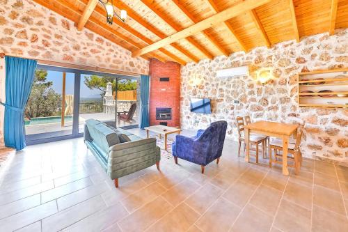 Romantic 1BR Pool Villa in Nature