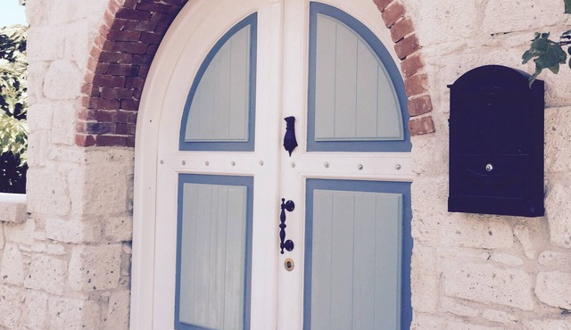 Spacious 4-bedroom home-sleeps 9 with AC in all rooms-3 minutes from the sea!
