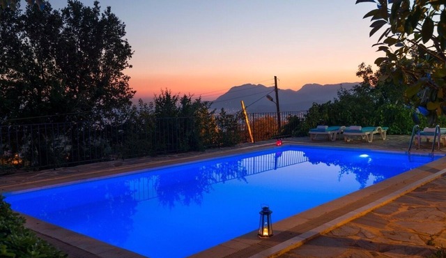 Stone House: private pool, large garden, A/c to bedrooms in Üzümlü