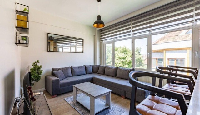 This apartment is a 2 bedroom(s), 1 bathrooms, located in Kadıköy, İstanbul. in Kadiköy