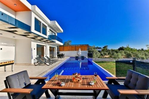 Villa Olivet-Kalkan- Huge Private Pool and lovely garden-Jakuzzies-Sauna-Turkish Hamam