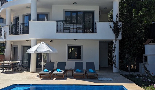 Villa Sari Lale - Short walk to town, large private pool, Sleeps 10