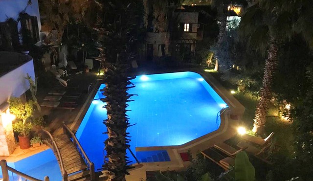 Villa with Garden & Shared Pool – 4 Min from Beach