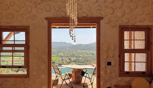 Village house style with its magnificent view and impressive loft architecture!
