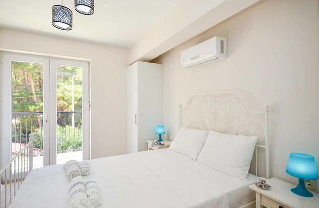 Modern 4 bed villa close to local amenities
