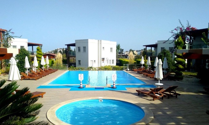 Yalikavak Villa | Luxury self catering 3 bedroom holiday villa with communal pool in the centre.