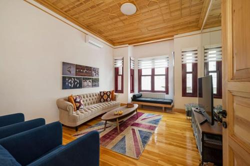 Bebek House | Newly Renovated Lavish Historic 6br House! #102
