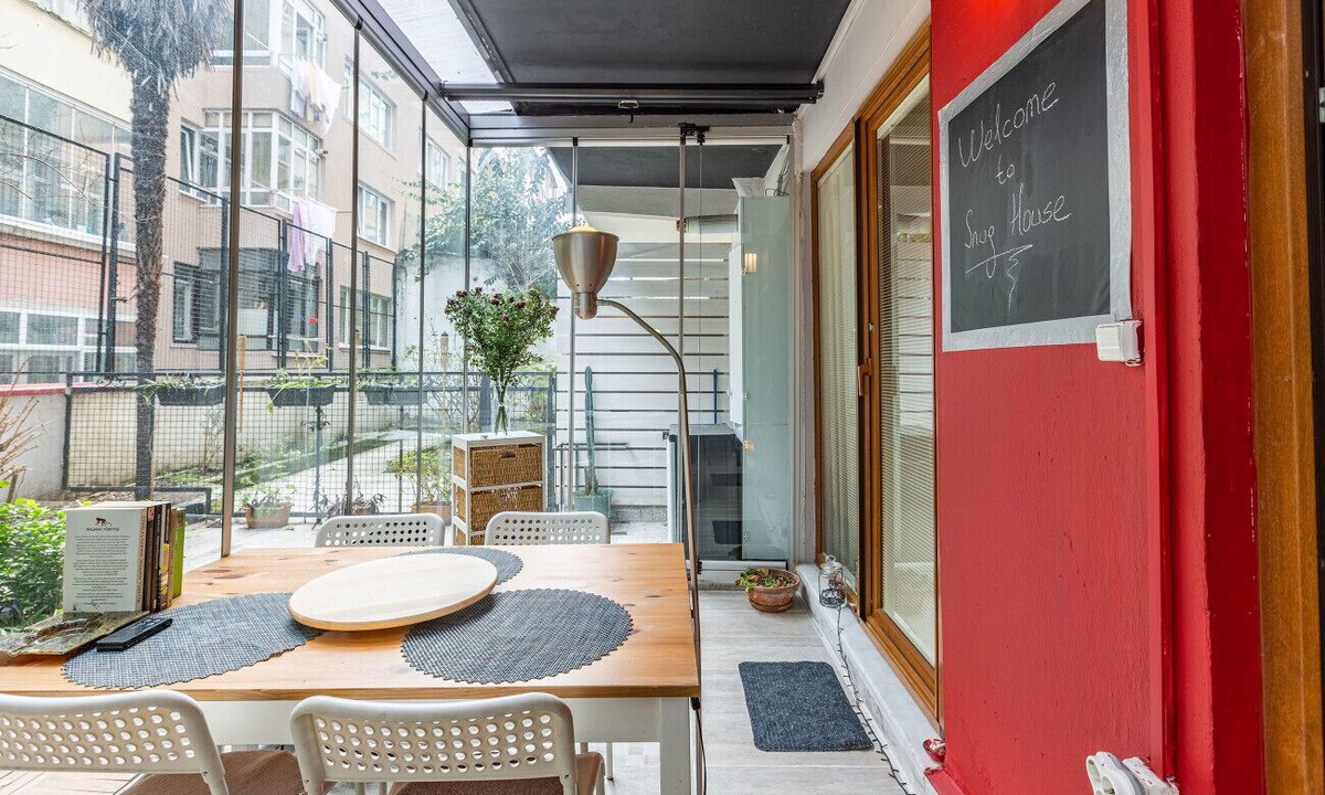Harbiye Apartment | Modern Flat with Patio in Sisli