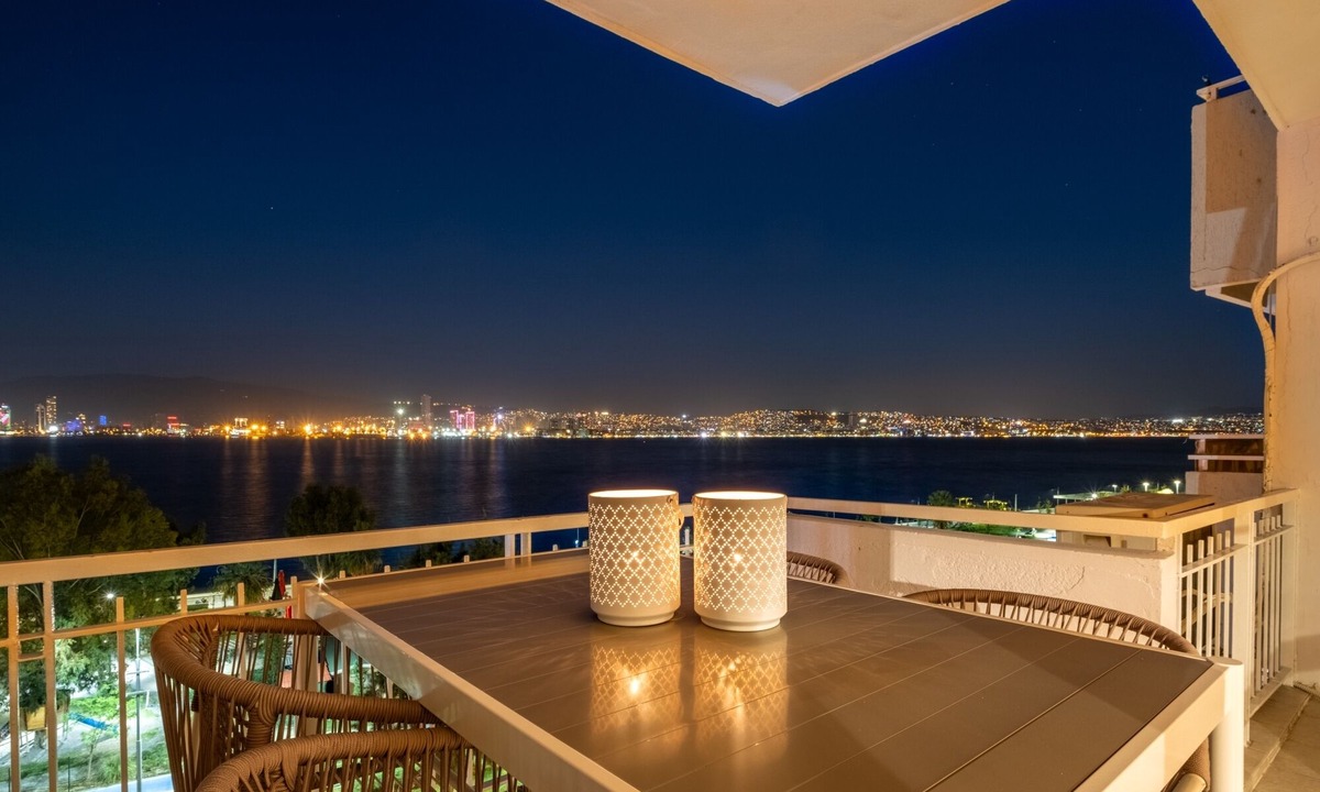 Karsiyaka Apartment | Sleek Flat with Sea View Balcony 2 min to Coast