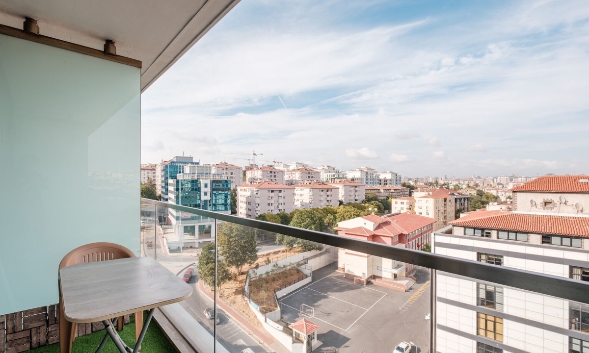 Merter Apartment | Studio with City View Balcony 2 min to Metro