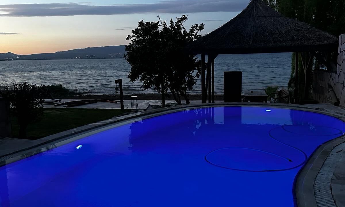 Orhangazi Villa | Villa Atroa Lake House - Cozy Studio Villa on Iznik Lake. Spectacular view.
