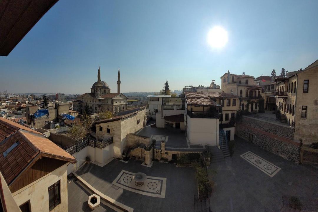Sahinbey Apartment | Eşsiz Manzaralı, Geleneksel Döşenmiş Otantik Daire by Liku Living