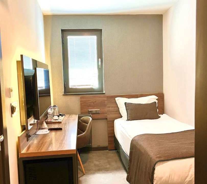 Eski Lara Hotel | Falcon 1511