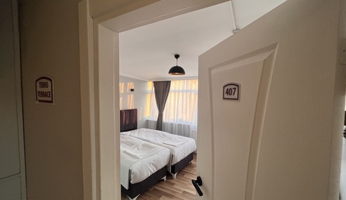 Triple Room, Asparagus 407