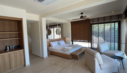 Signature Pool Suite
