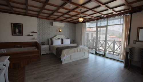 Deluxe Suite, 1 King Bed, Non Smoking