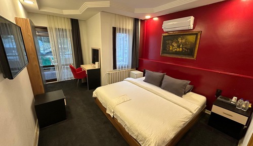 City Room, 1 King Bed, Smoking, Pool View