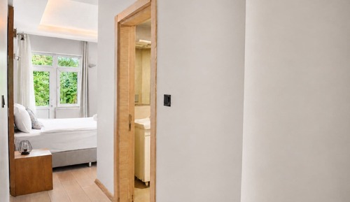 Economy Room, Balcony, Partial Lake View