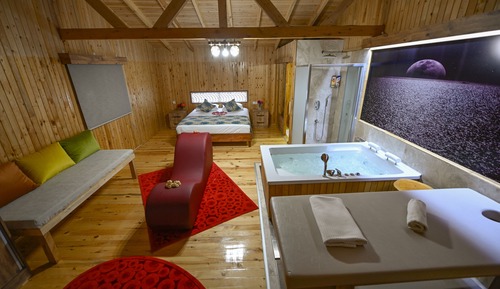 Honeymoon Suite