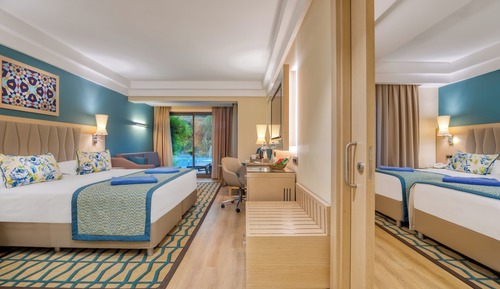 Deluxe Suite, Poolside