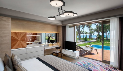 Swim Up Room