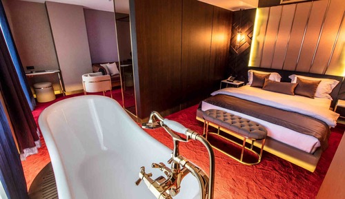 Deluxe Suite