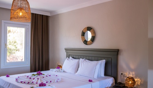 Deluxe Suite, 1 King Bed, Balcony, Sea View