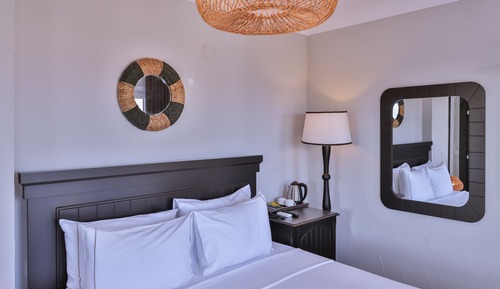 Deluxe Room, 1 Queen Bed, Balcony, Partial Sea View