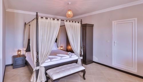 Junior Suite, 1 King Bed, Pool View, Poolside