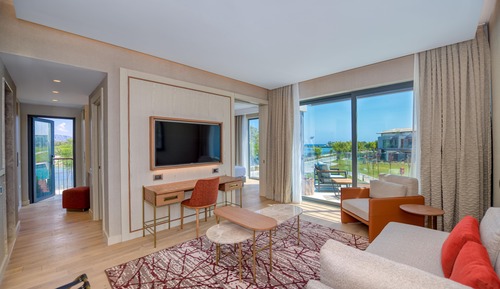 House, 1 King Bed, Balcony (Lake House Swim Up)