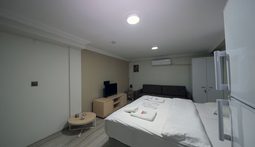Economy Double or Twin Room (Semi-Basement)