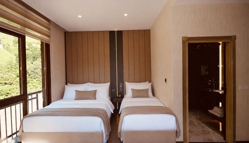 Comfort Room, Connecting Rooms