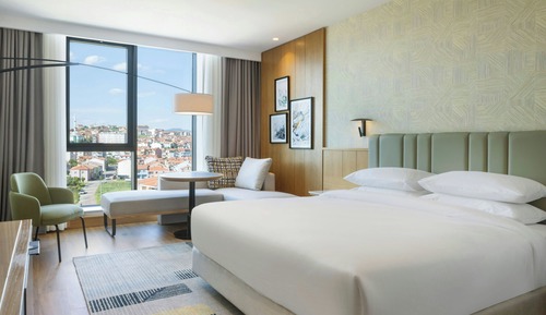 Club Room, 1 King Bed, City View