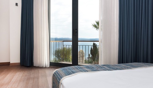 Senior Room, 1 King Bed, Balcony, Sea View