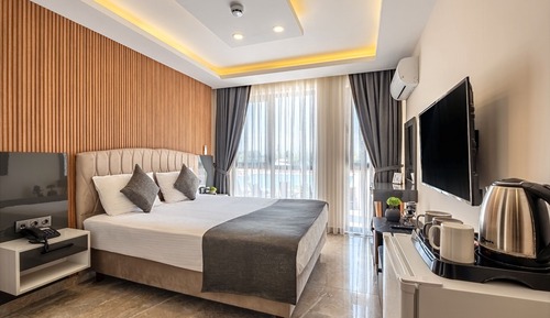 Deluxe Suite, Pool View