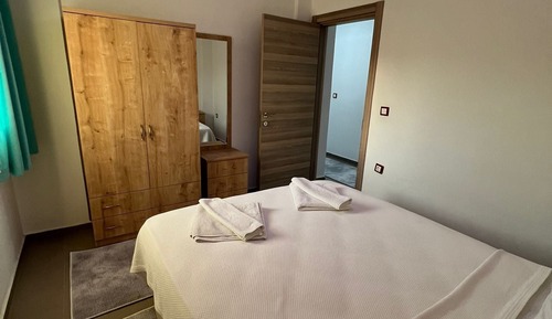 Basic Studio Suite, Garden View