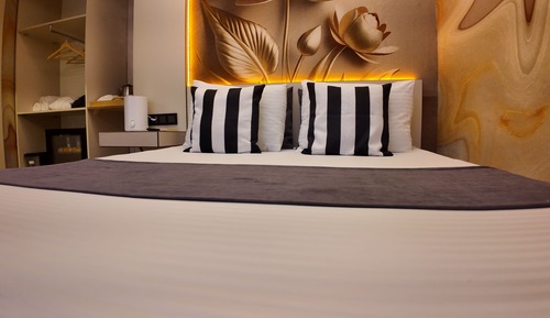 Deluxe Suite, City View