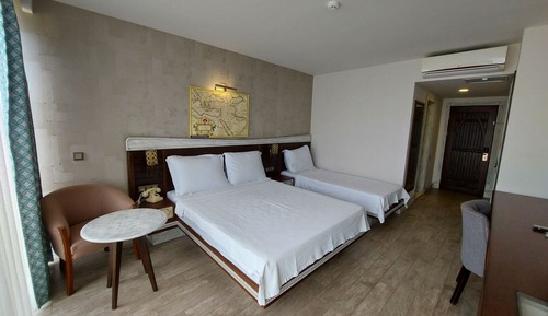 TRIPLE ROOM.